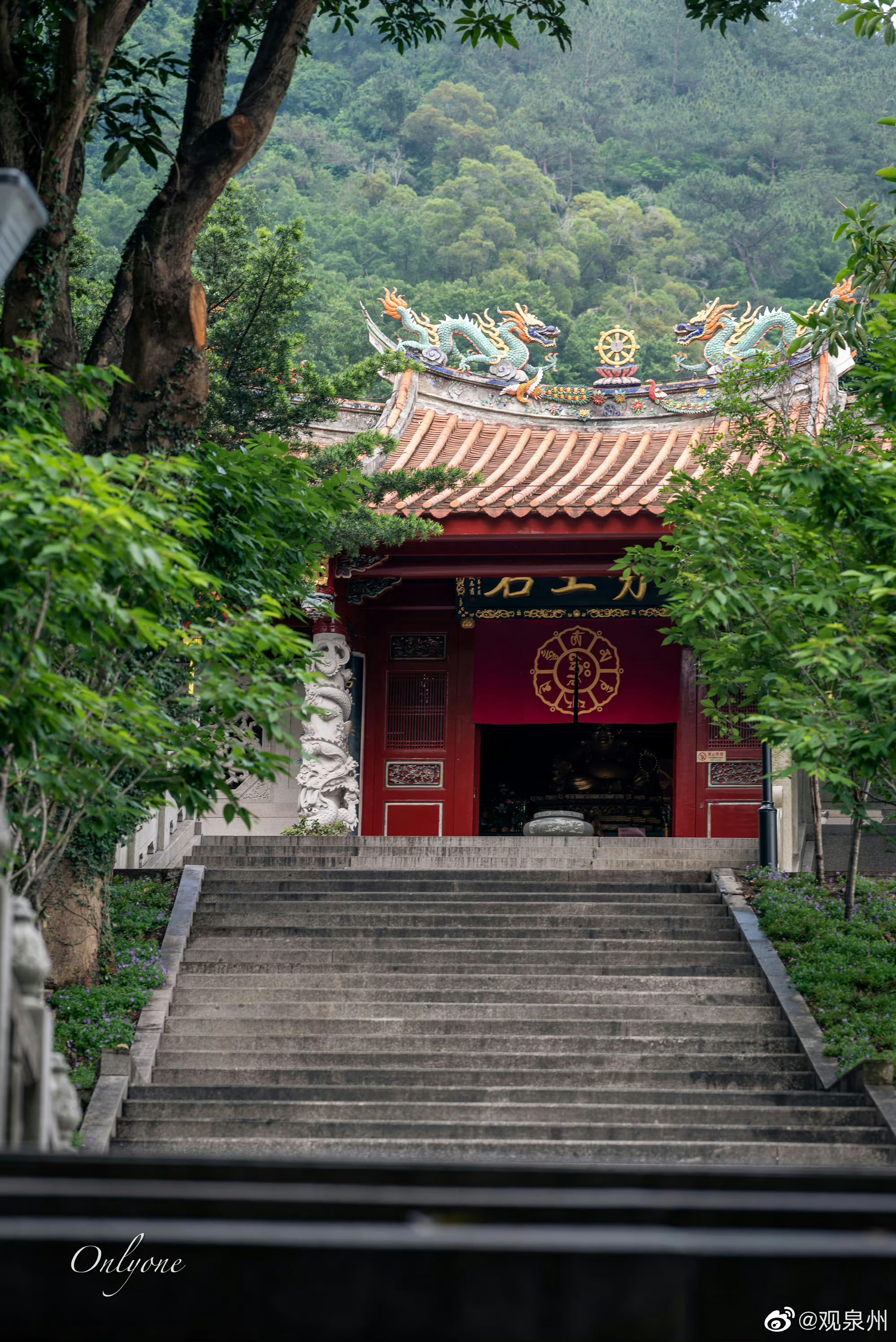 泉州清源山势至岩,凉亭,屋顶雕龙画凤,这里有许多名胜古迹……_高清图