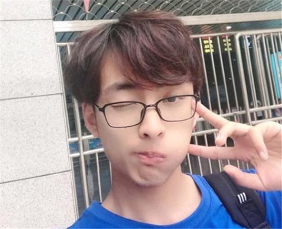 草莓solo赖神后惩罚,一张写真照直播间沸腾!国服野妈阿姨变车模