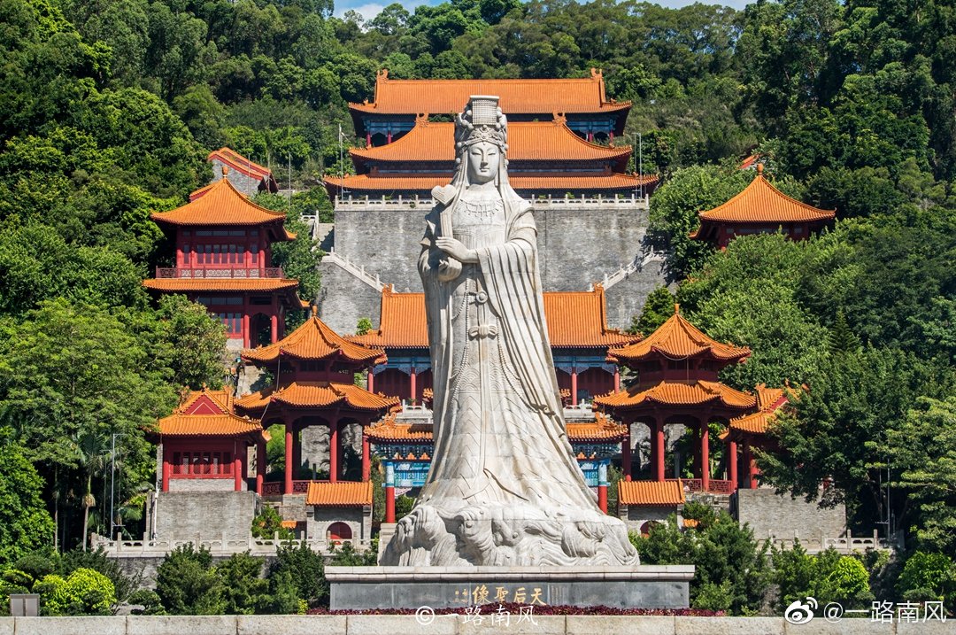 广州南沙天后宫坐落于大角山东南麓紧临珠江出海口伶仃洋
