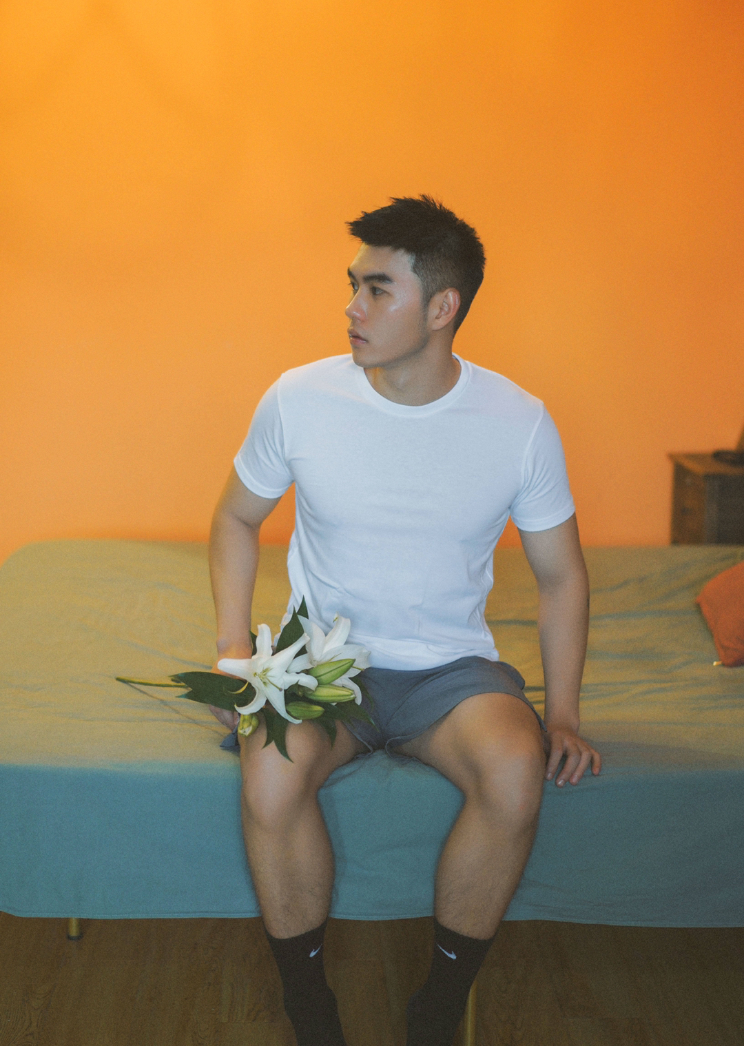 短发帅哥. 鼻子太优秀了,侧颜好绝……_高清图集_新浪网