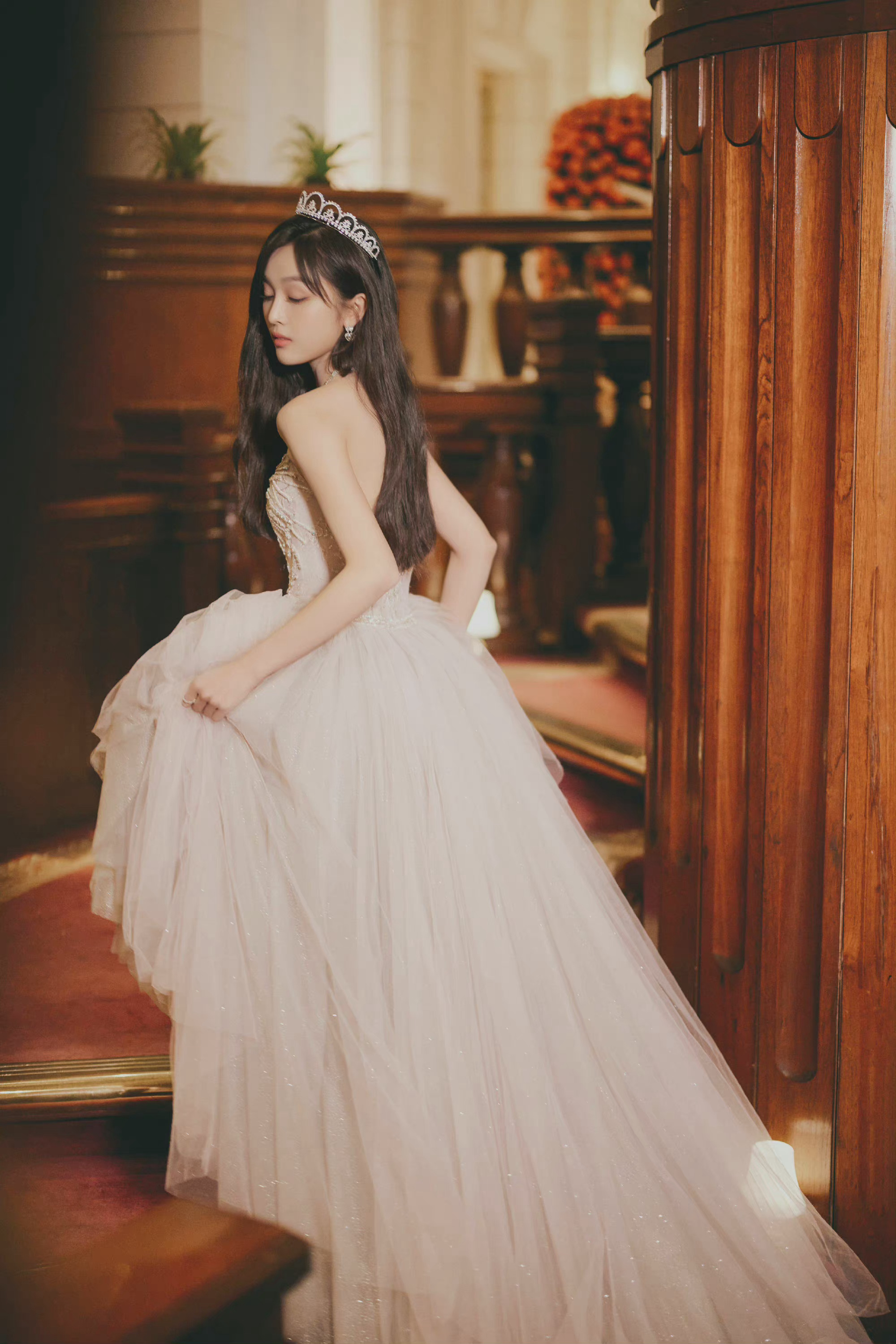 吴宣仪生日会造型一身白色公主纱裙77皇冠造型好美啊