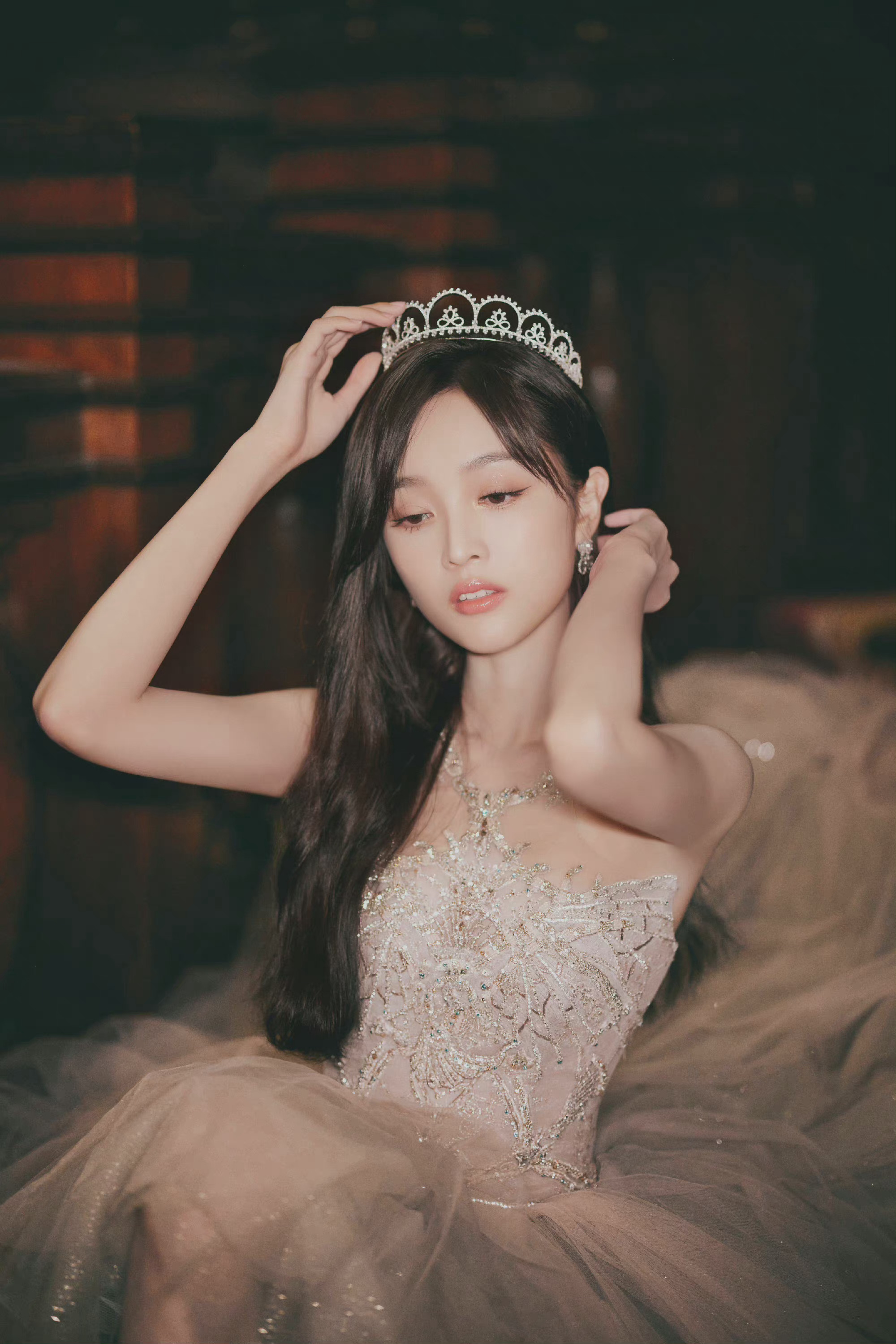 气质高贵典雅氛围感拉满2021-12-08 13:27:08赵丽颖最美金鹰女神,一袭