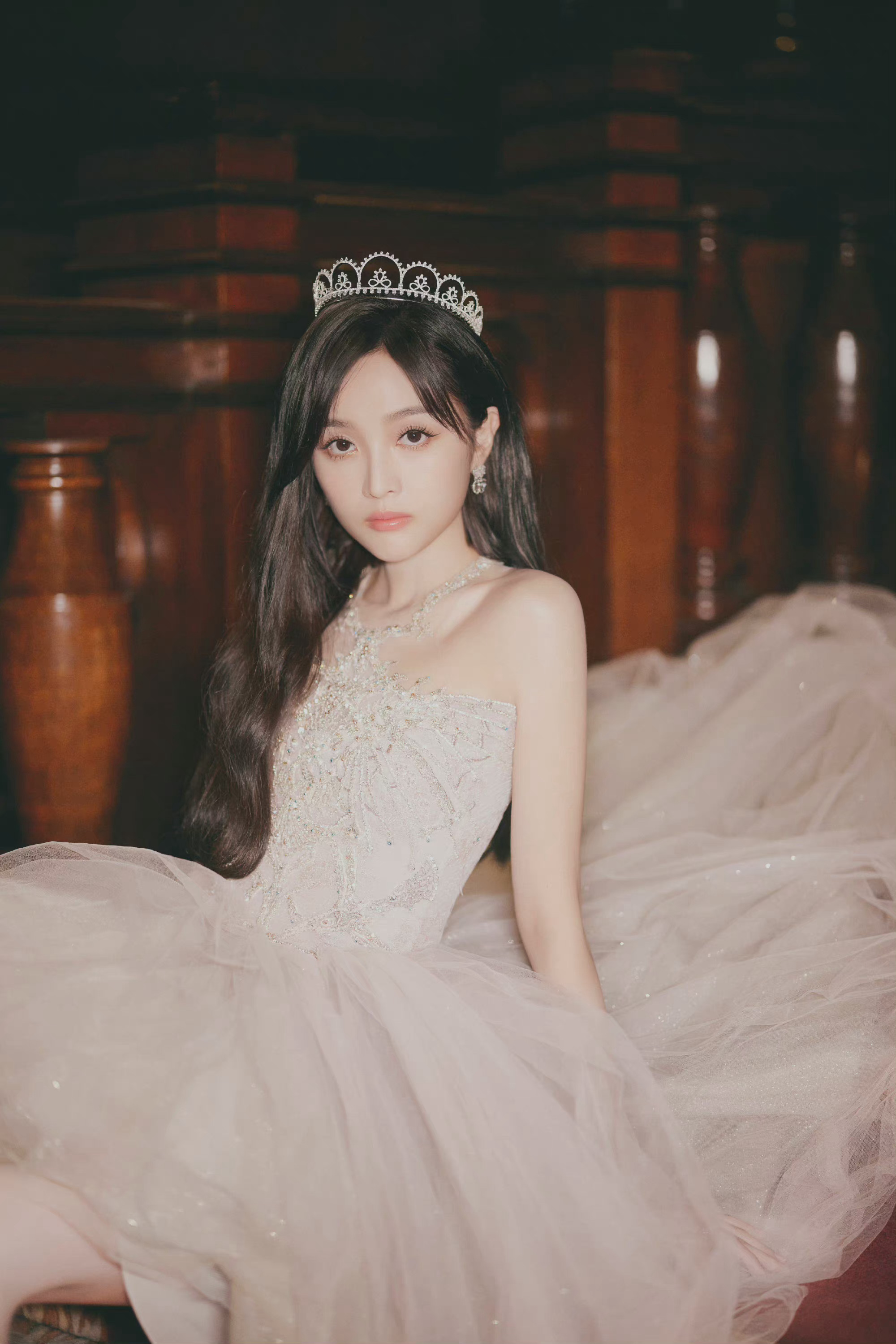 吴宣仪生日会造型一身白色公主纱裙77皇冠造型好美啊