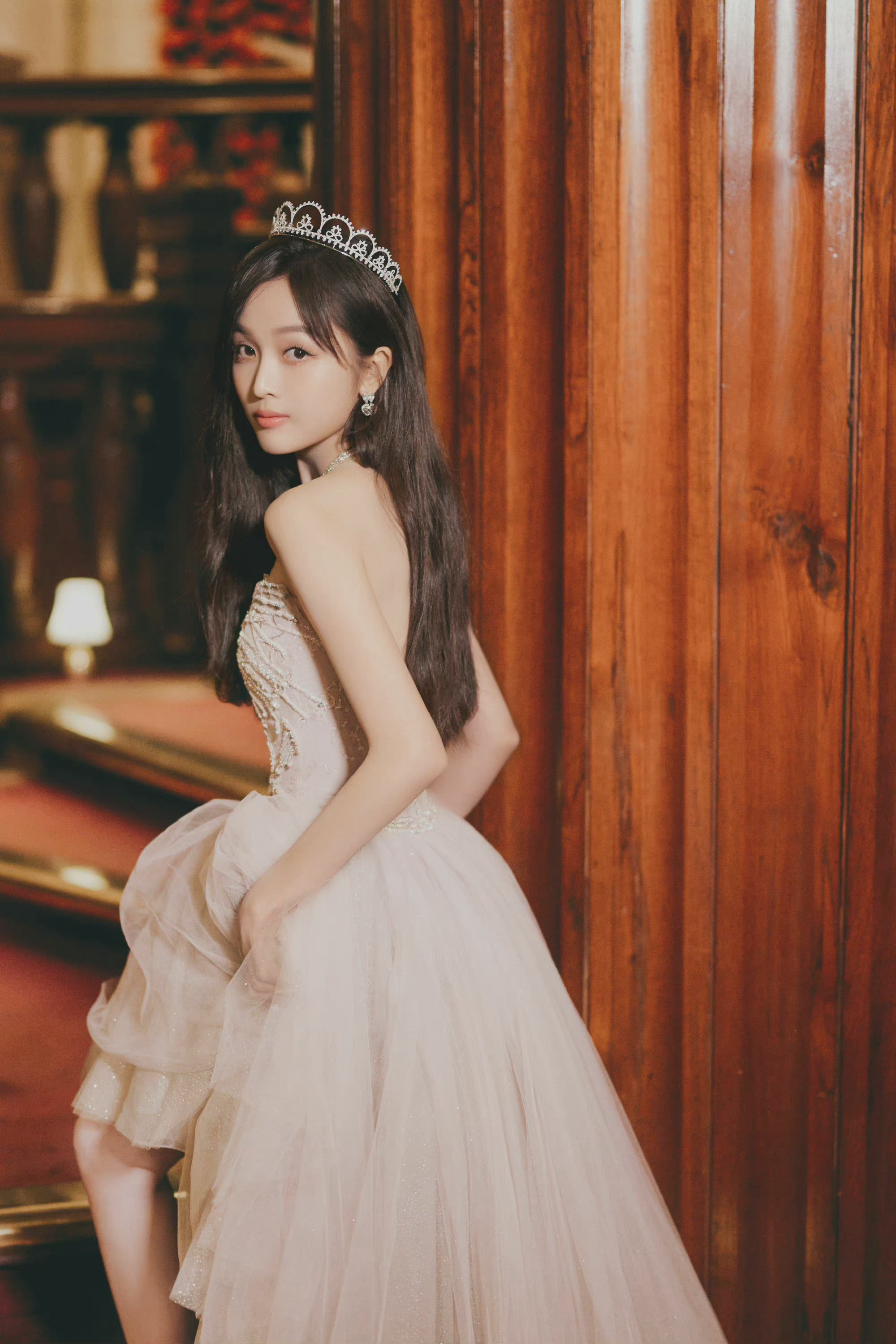 吴宣仪生日会造型一身白色公主纱裙77皇冠造型好美啊