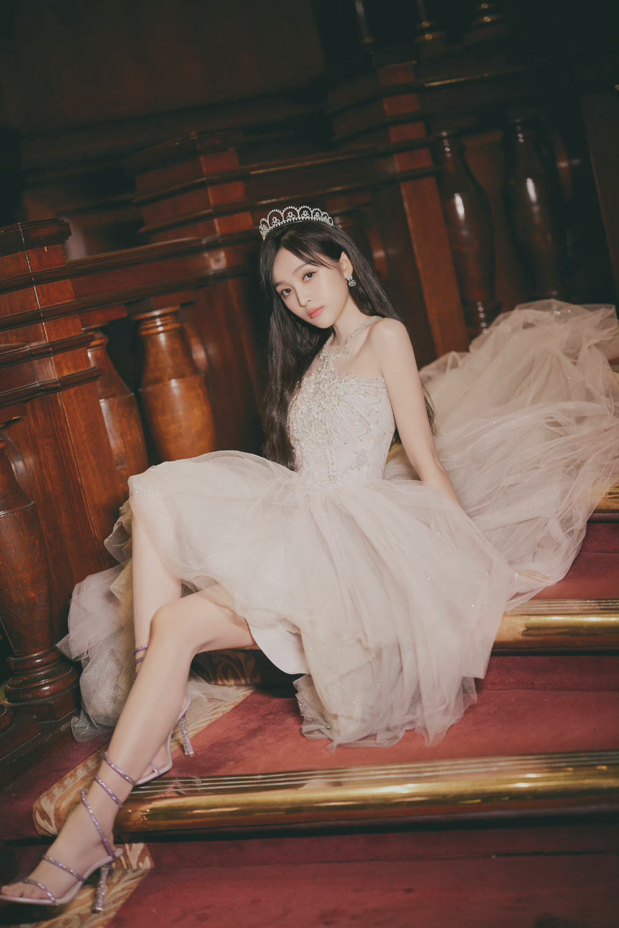 吴宣仪生日会造型一身白色公主纱裙77皇冠造型好美啊