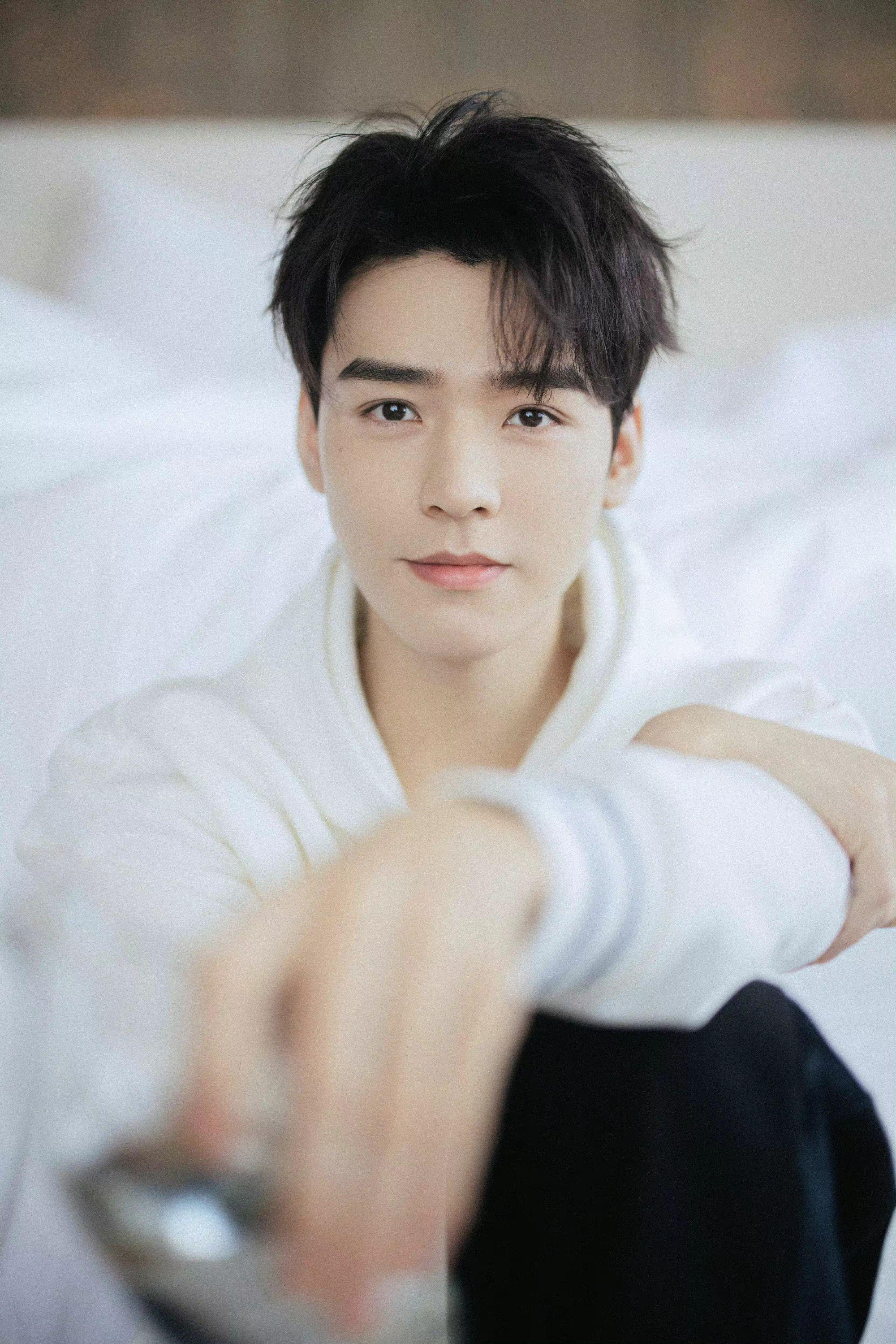 龚俊白色卫衣随拍写真简约干净温柔帅气的俊俊