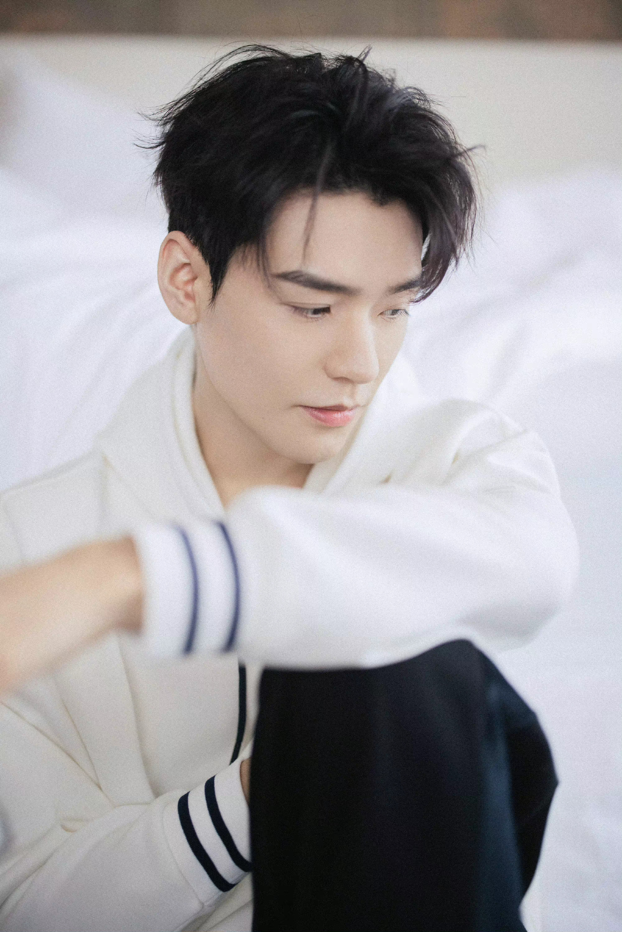 龚俊白色卫衣随拍写真简约干净温柔帅气的俊俊