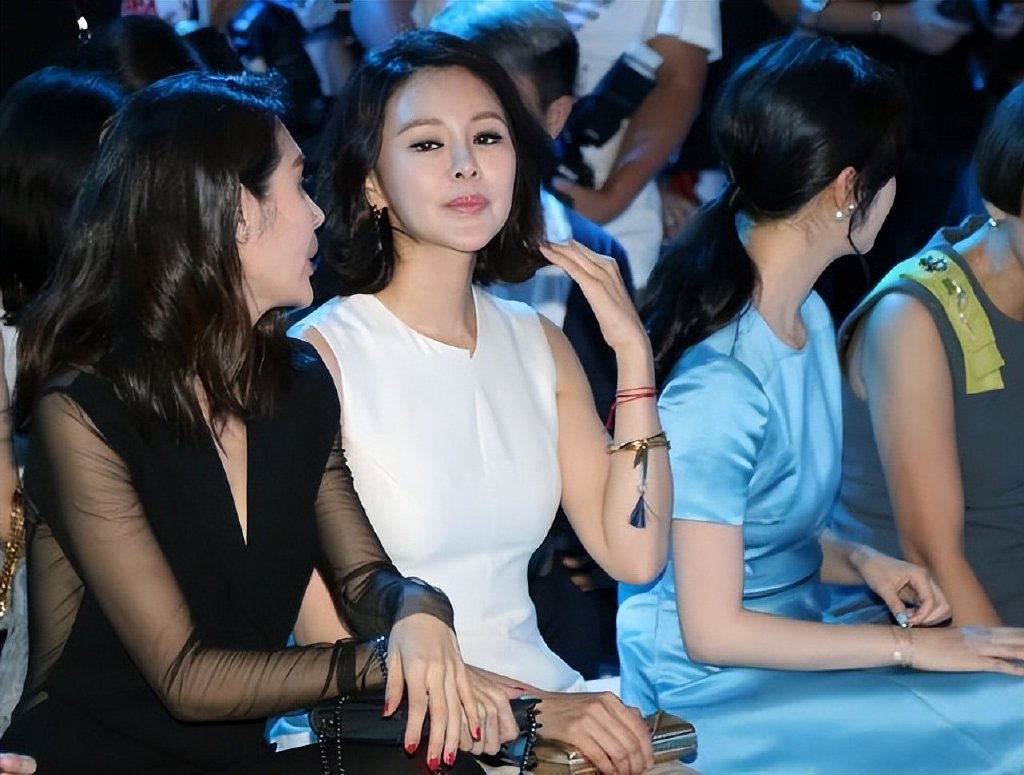 于明加关悦同框好耐看,三四十岁美成这样太难得,简约色穿得贵气|简约