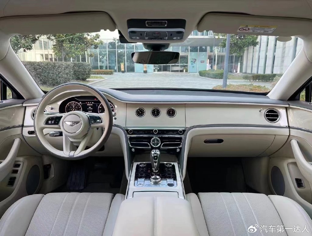 令人惊叹的座舱内部轮廓以宾利经典的飞翼造型为灵感进行设计,使内饰