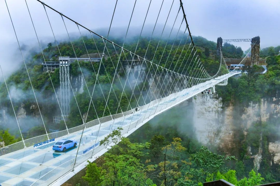 盲开张家界大峡谷玻璃桥,全新荣威i5让新手秒变老司机-新浪汽车