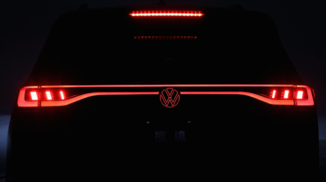 揽境配备了感应电动尾门，只需在后保险杠下摆动腿部，车尾门就会自动开启或关闭。打开后备厢，见下图：