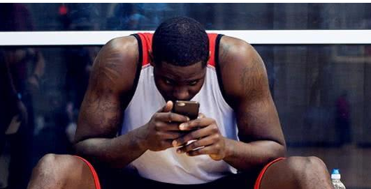nba巨人玩手机有多难?博班ipad当电话 奥胖打字都困难