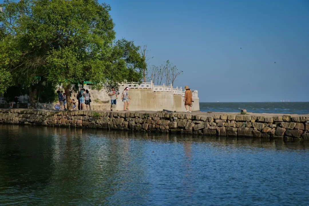 明月湾古村位于太湖西山岛南端,属江苏省苏州市吴中区(太湖国家旅游