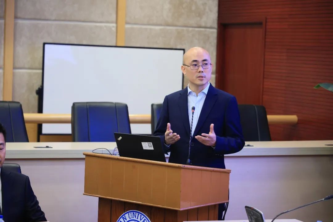 复旦大学国际关系与公共事务学院副院长,研究基地负责人熊易寒汇报了