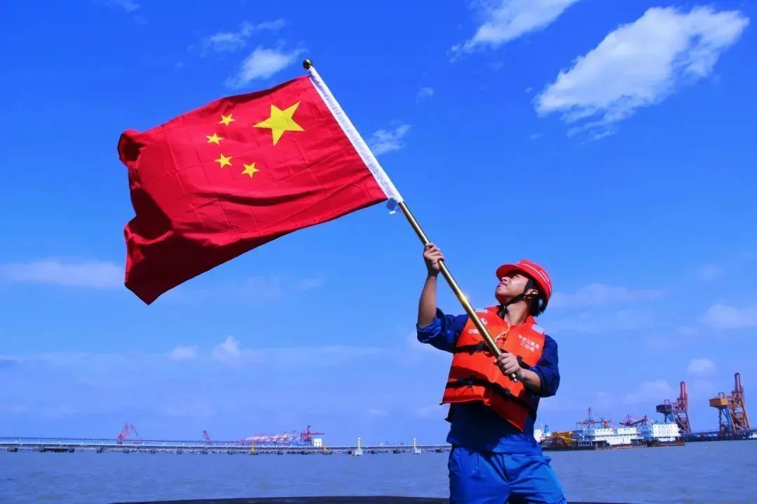 “中交蓝”遇到“中国红”!用镜头定格中交人的最美瞬间|中交|中国红|国旗_新浪新闻
