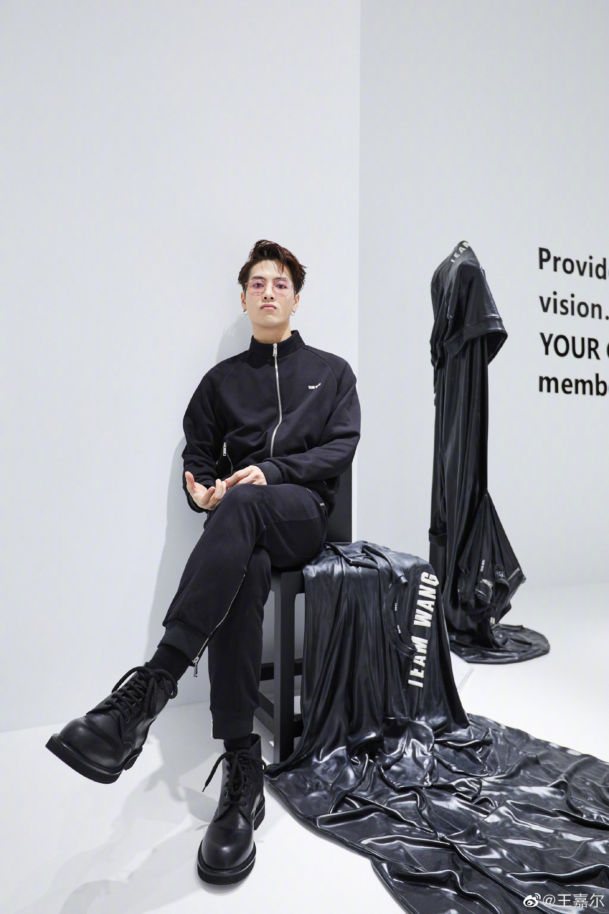 王嘉尔新鲜高清写真照,全黑简约运动风造型搭配酷炫时尚