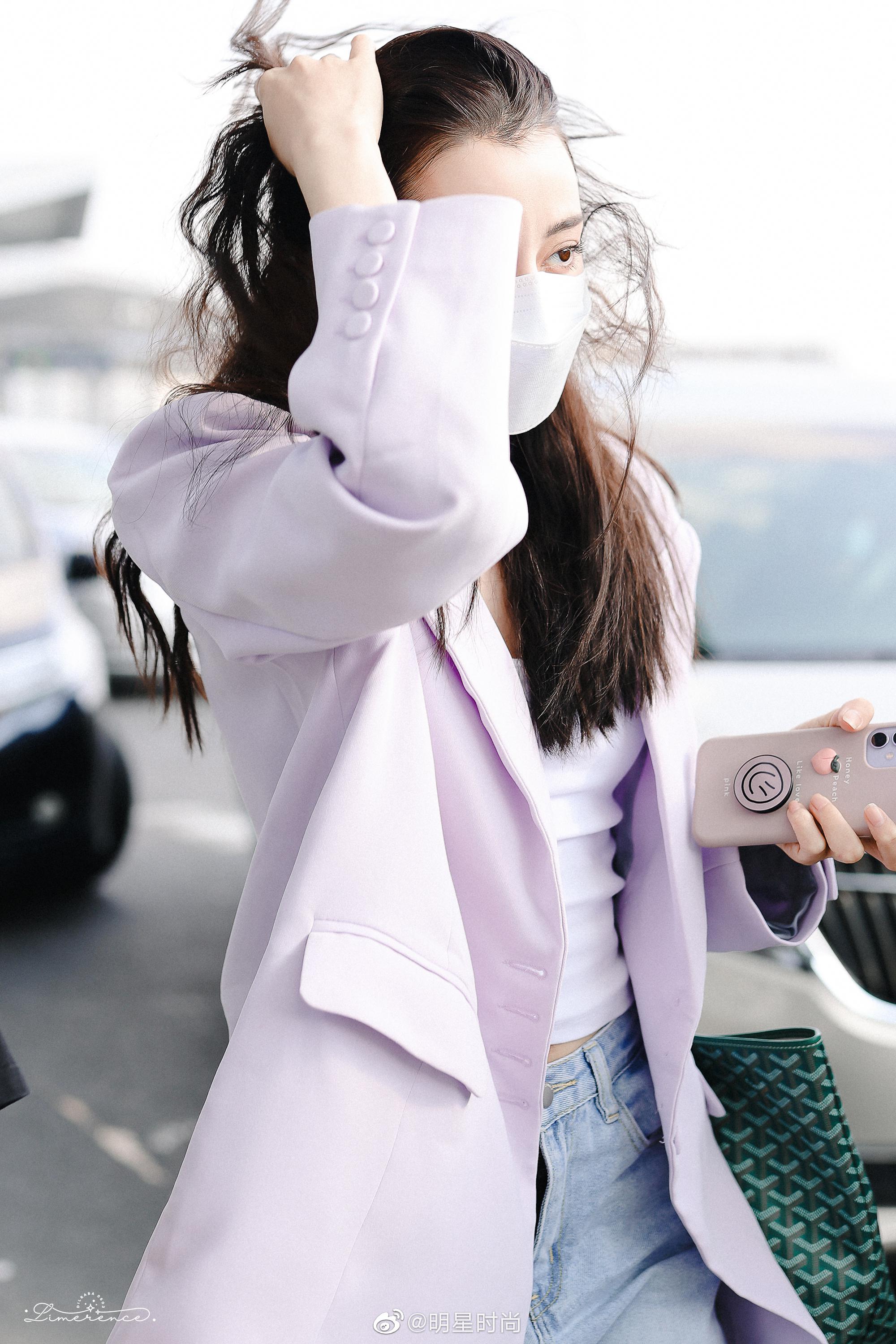 一组迪丽热巴的机场图,西装外套和卷发造型都太好看了