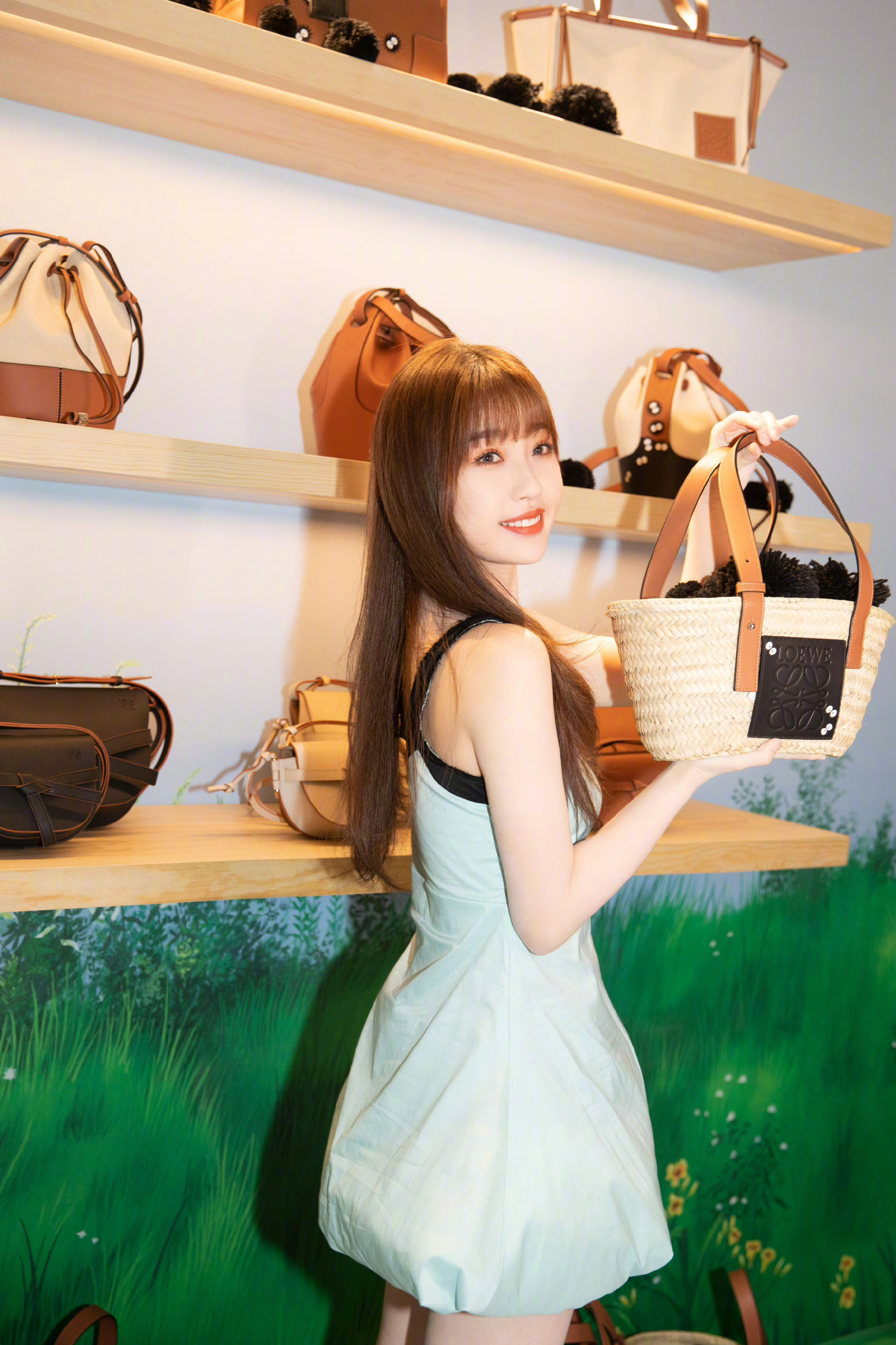 虞书欣在逃公主石锤!淡粉色连衣裙 长直发也俏皮了,笑容好甜