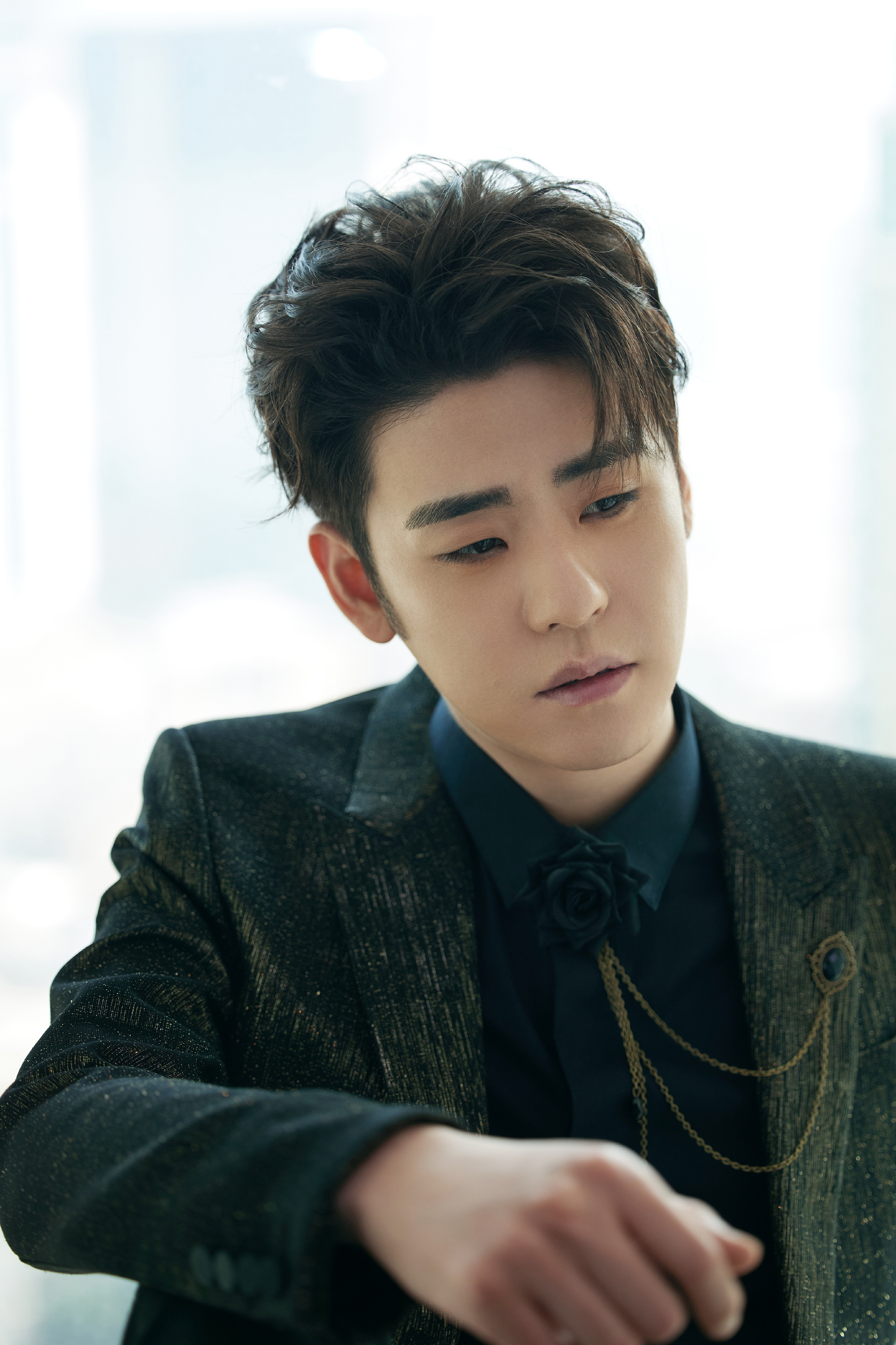 张云雷tmea红毯 ,黑色玫瑰领结造型,俘获人心