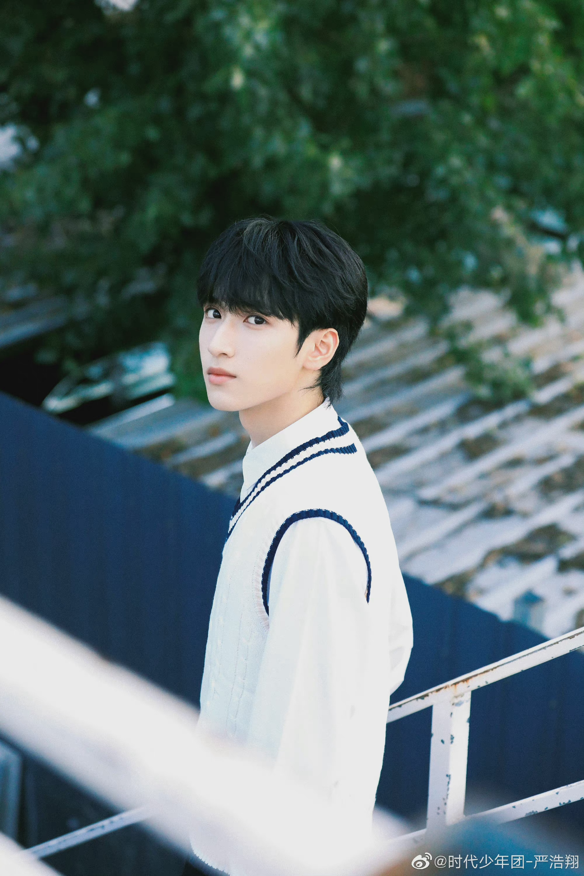 严浩翔学 院风天台 写真来啦～ "还在过夏天的树"