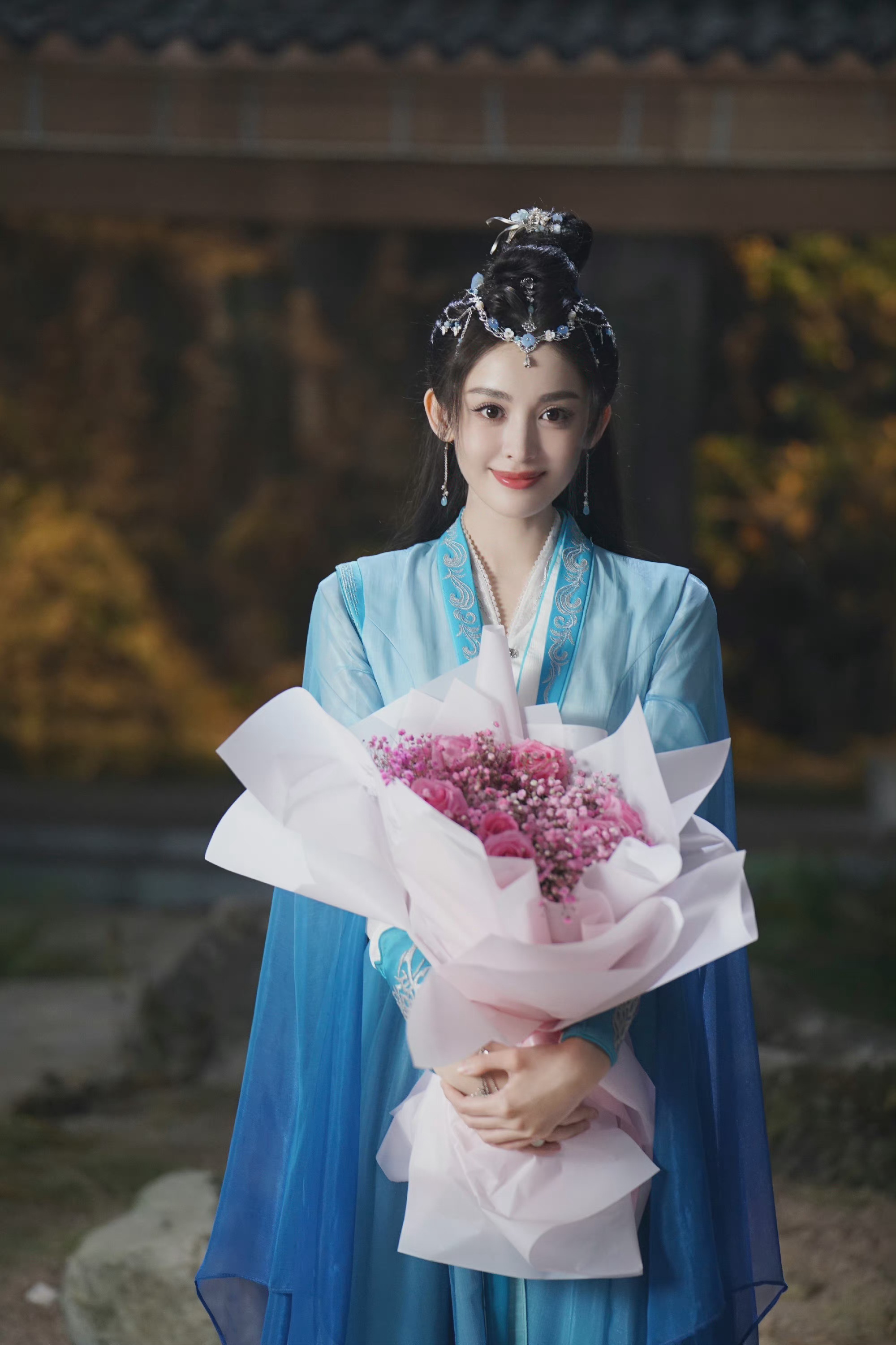 娜扎《雪鹰领主》杀青剧照,余靖秋笑得好甜呀……_高清图集_新浪网