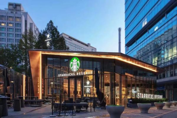 让更多人理解电影的第一步，是给更多年轻导演试错的机会丨Weekly休闲区蓝鸢梦想 - Www.slyday.coM