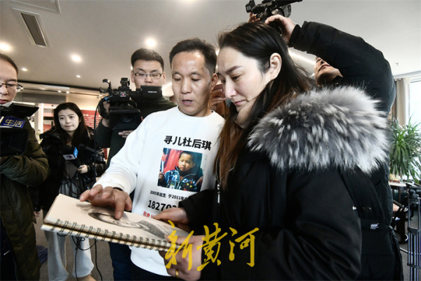 电影《亲爱的》另一原型杜小华来济，找神笔警探为走失的儿子画像休闲区蓝鸢梦想 - Www.slyday.coM