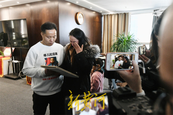 电影《亲爱的》另一原型杜小华来济，找神笔警探为走失的儿子画像休闲区蓝鸢梦想 - Www.slyday.coM