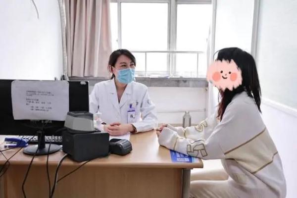 杭州女子这种姿势上厕所，“砰”一声巨响.....惨了！休闲区蓝鸢梦想 - Www.slyday.coM