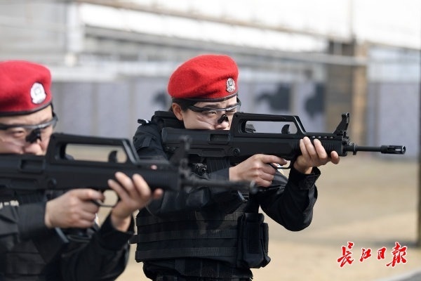 英雄城市绽放的铿锵玫瑰武汉女子特警冬训展英姿