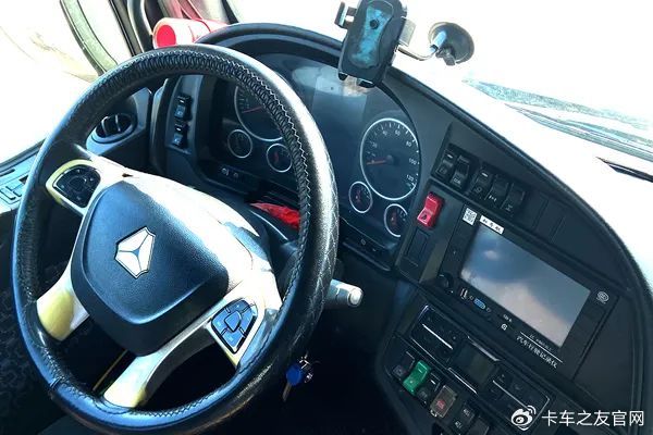 作为中国重汽与德国曼的合资车型,汕德卡c7h引进德国曼tga牵引车技术