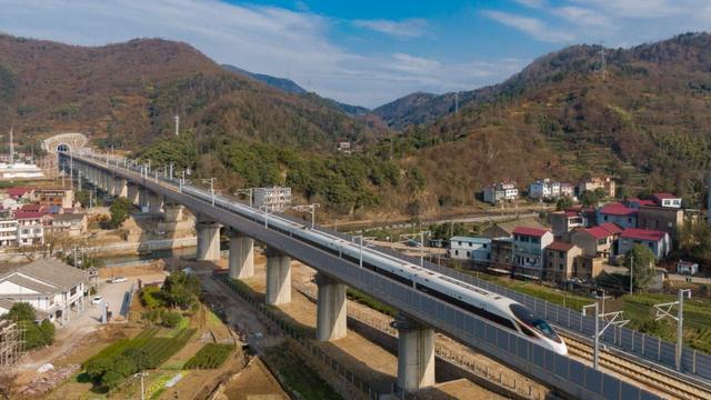 我国首条民营控股高铁杭绍台高铁开通运营