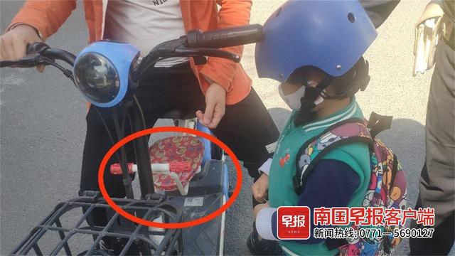 清明假期，南宁交警查处多起电动车违规载人行为休闲区蓝鸢梦想 - Www.slyday.coM