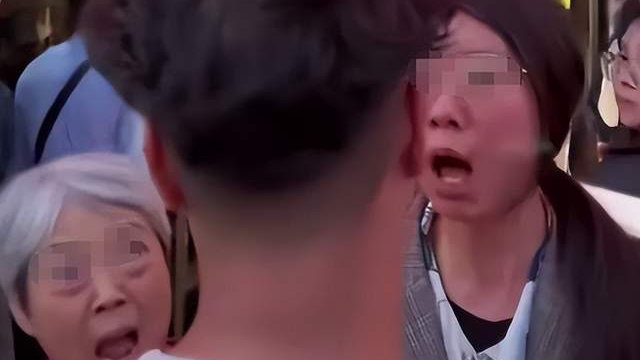 “插队网红”发声回应:没有插队只是平移,发飙是无法忍受被冤枉|金华市|浙江省|通道|景区|胡锡进_新浪新闻