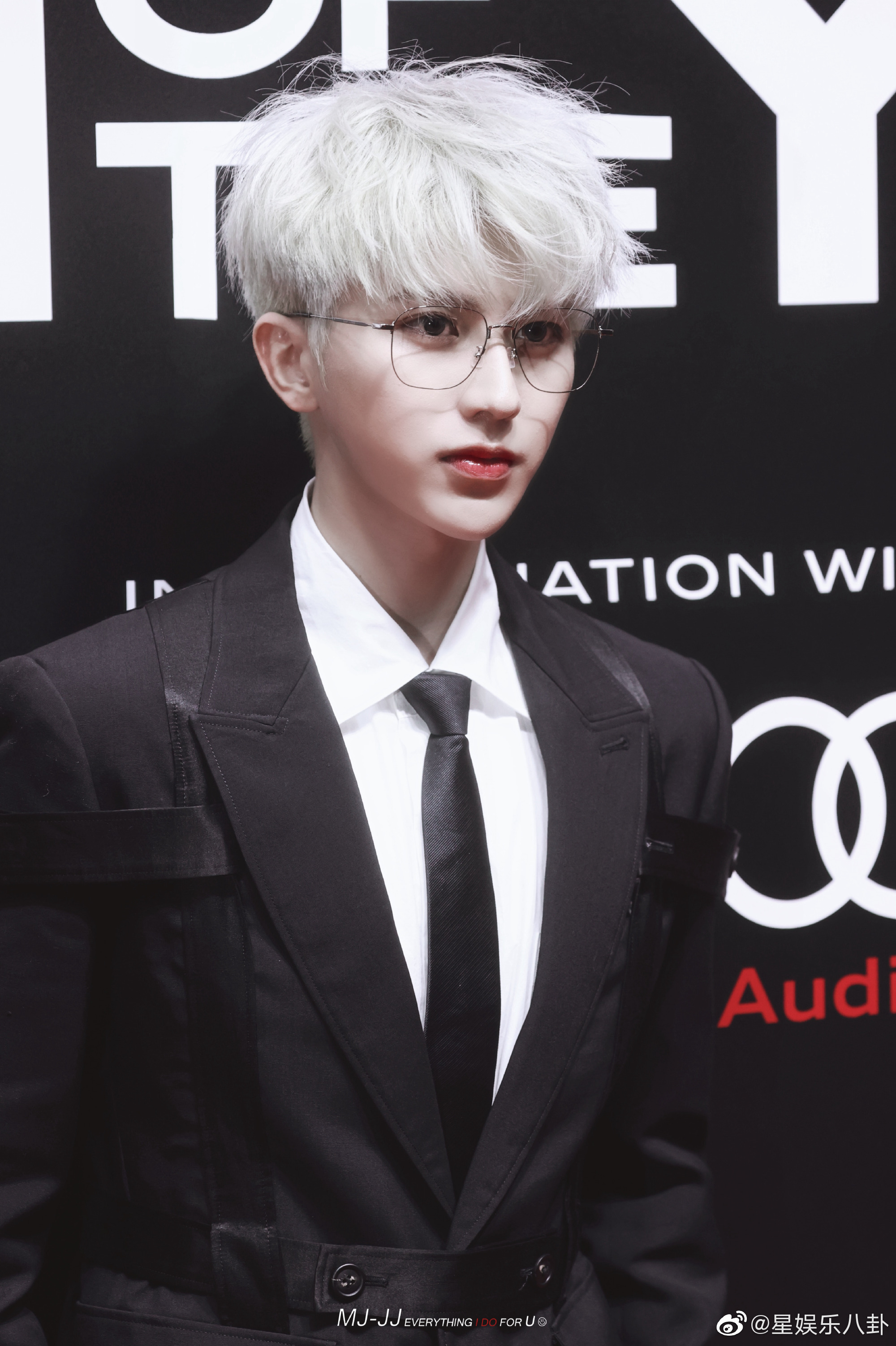 蔡徐坤gq盛典红毯饭拍图