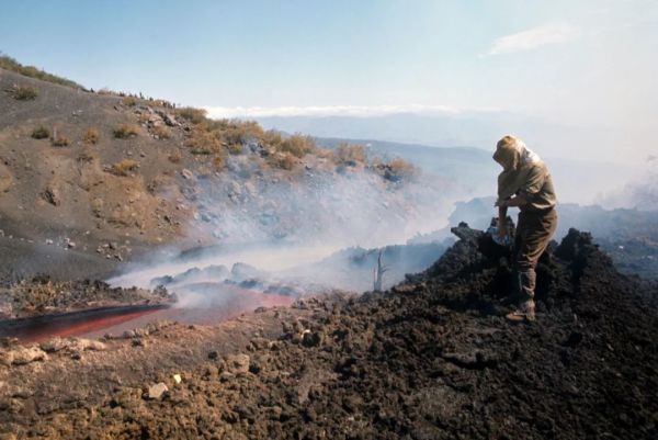 1970年,哈伦·塔兹耶夫(haroun tazieff)于埃特纳(etna)火山.