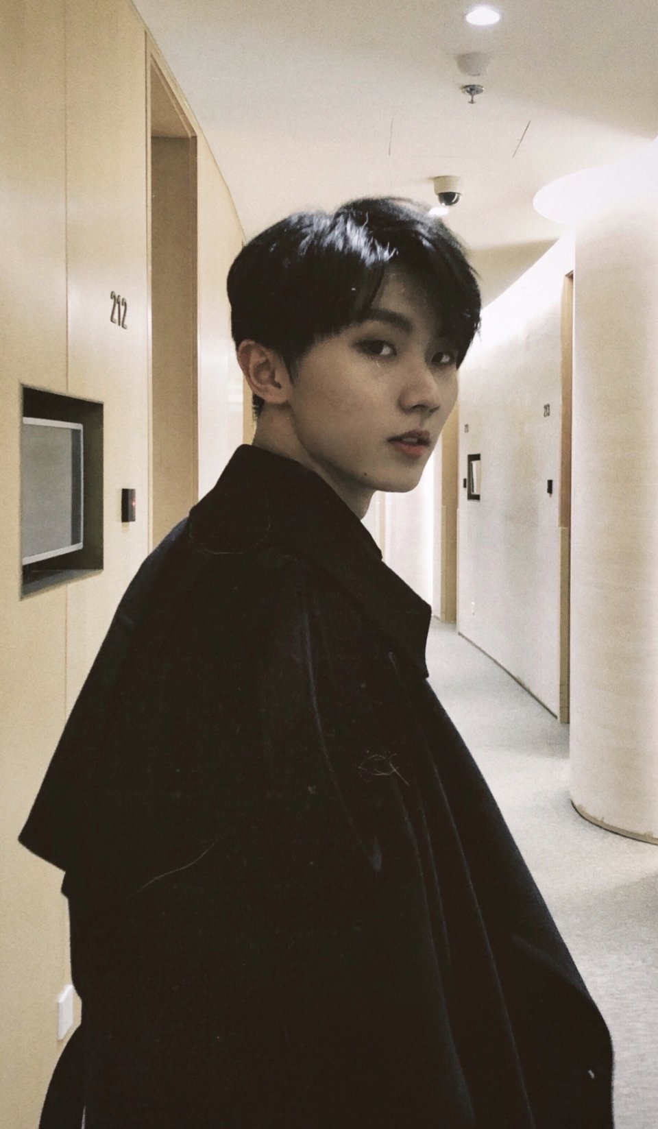 期待时代少年团对长马嘉祺一身黑西装正义盎然