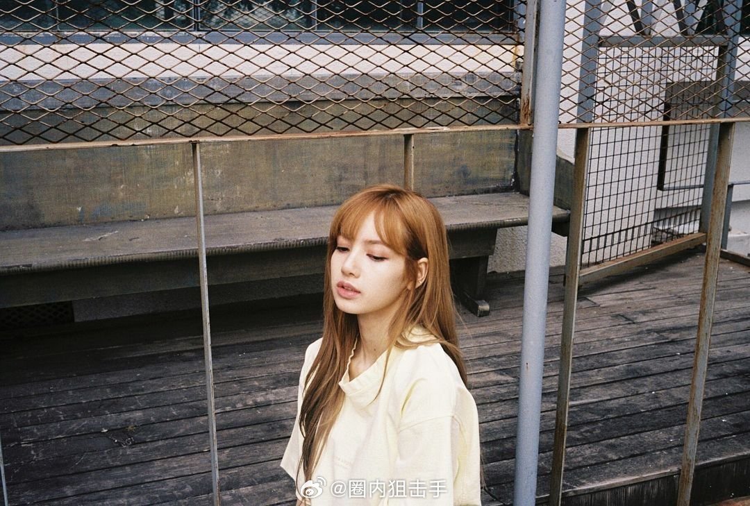 lisa白色美甲也太好看了吧,这个发型很好看欸,不愧是lisa……|美甲