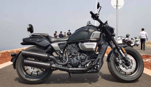 龙嘉v霸650实拍 不到4万的国产巡航 极速可达180km/h