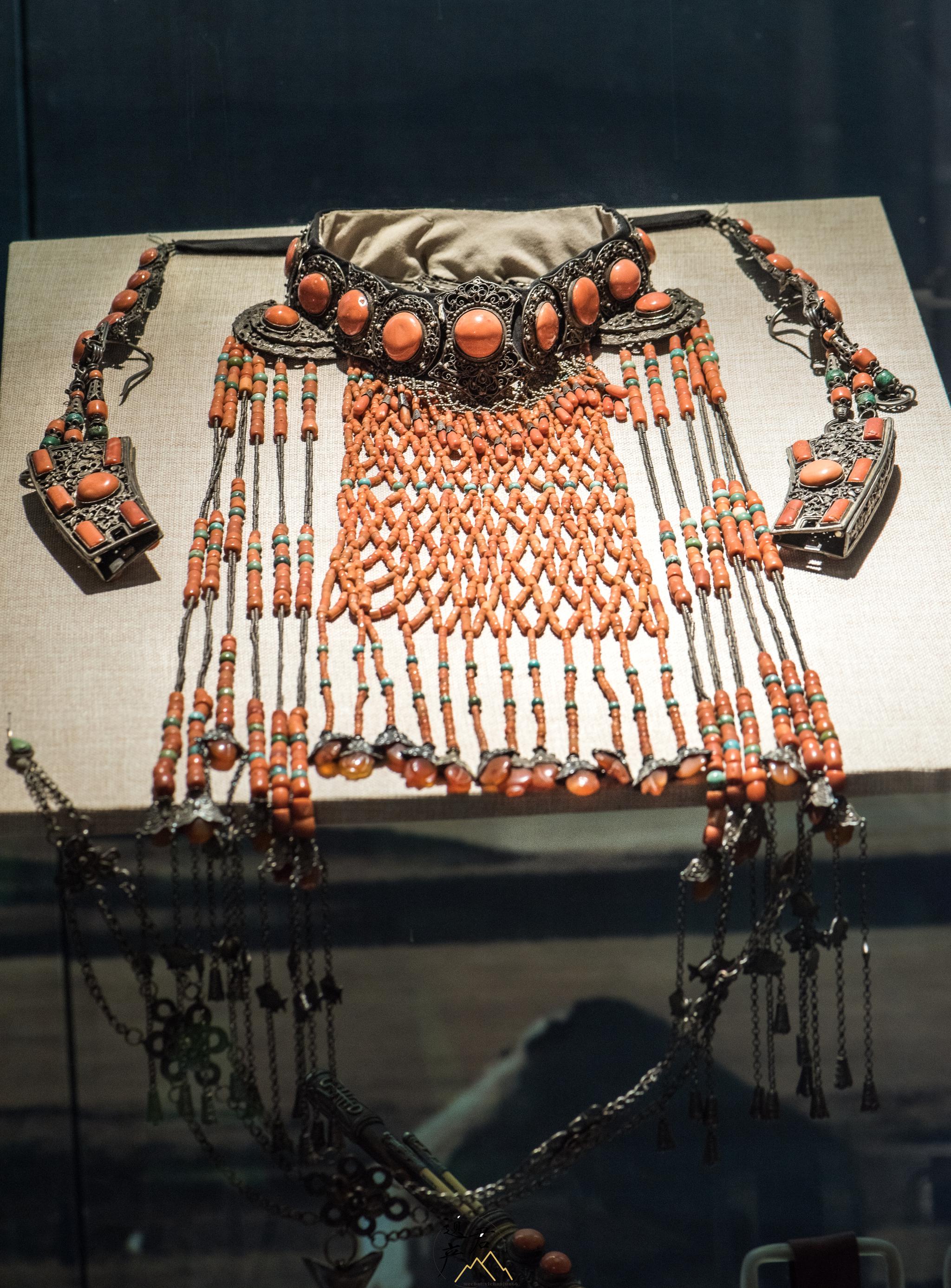 内蒙古乌兰察布市博物馆藏· 清代察哈尔蒙古族女性头饰