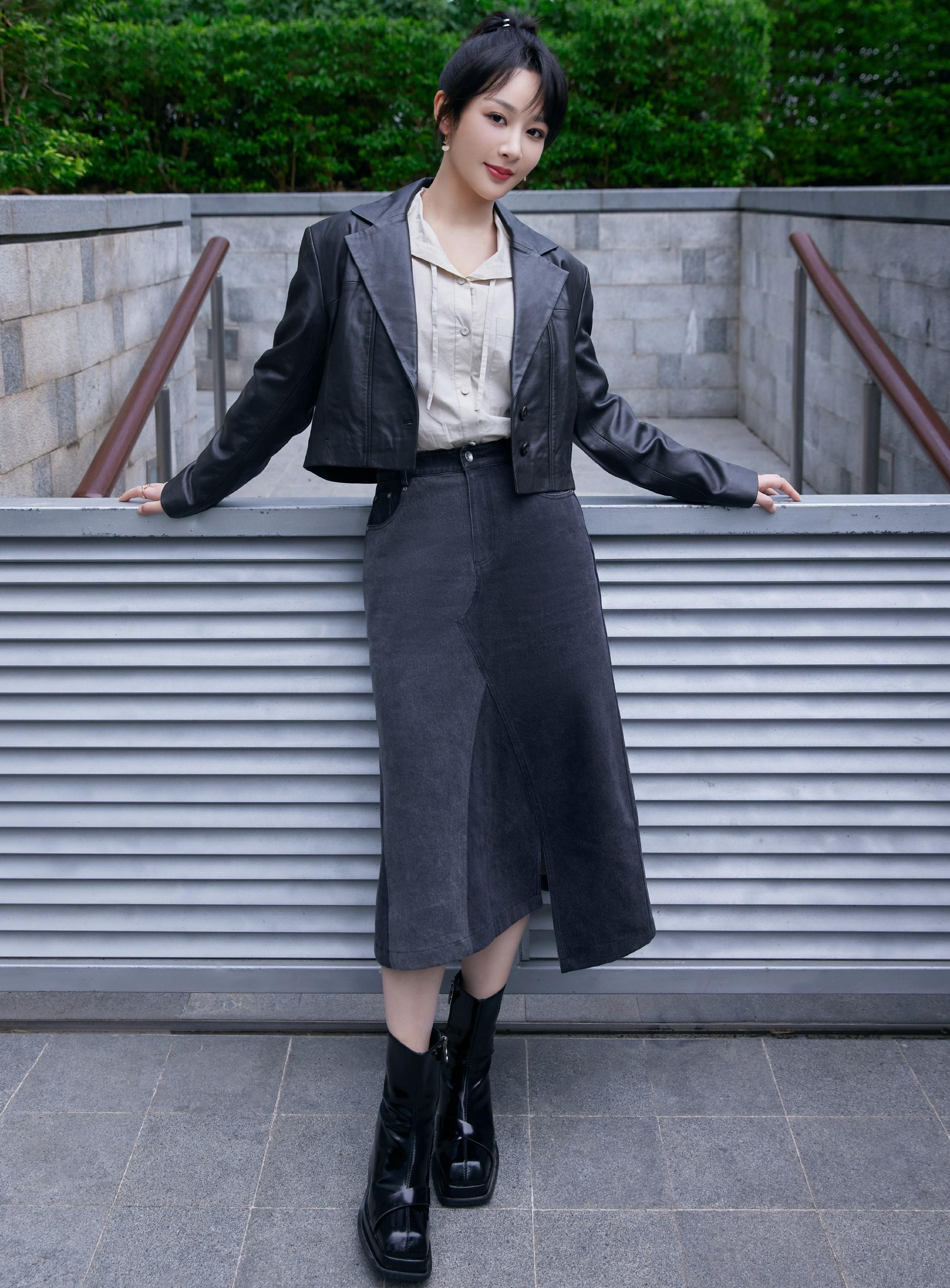 杨紫活动造型大片 皮衣搭配牛仔短裙……__财经头条