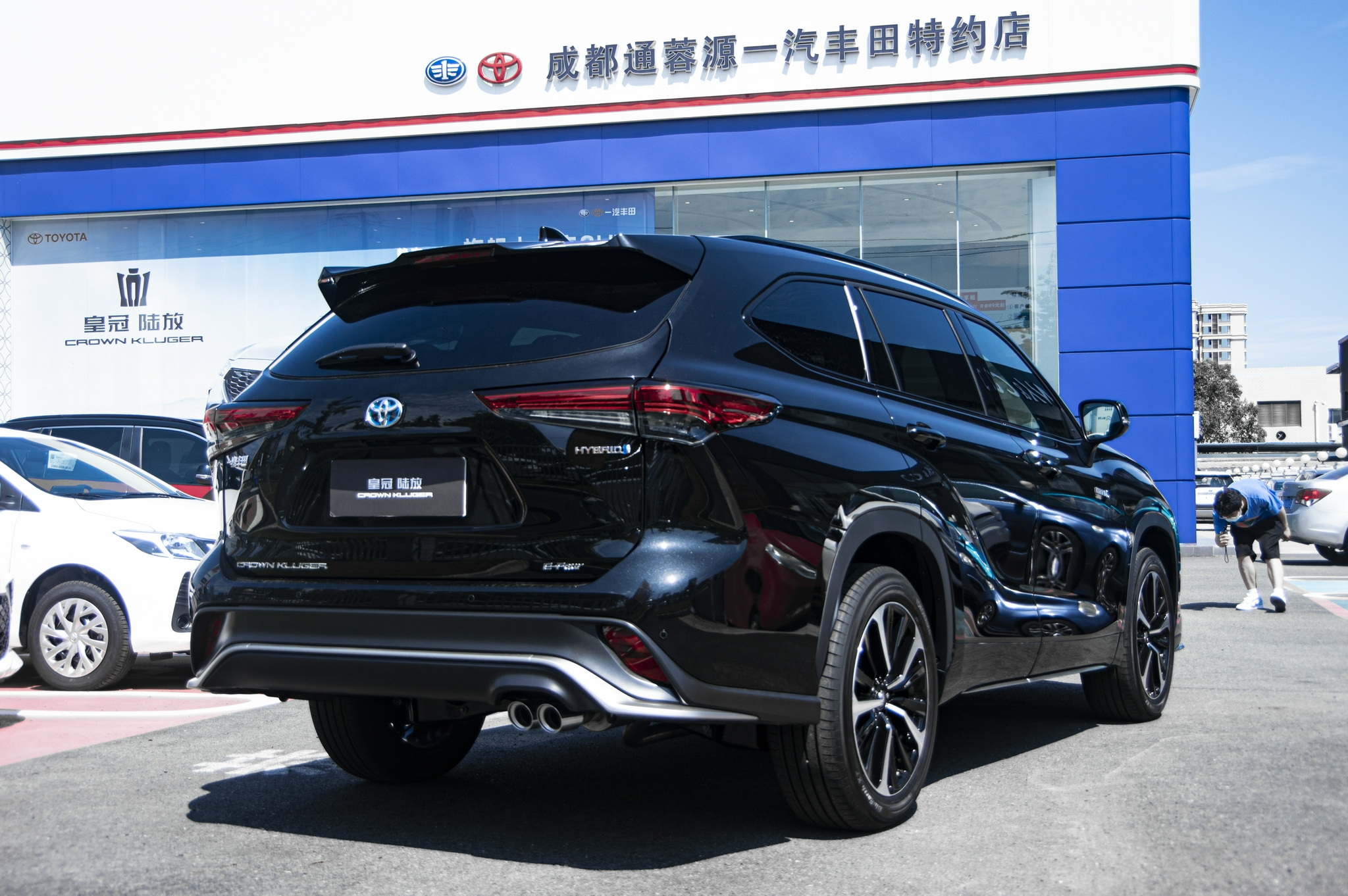 探店实拍皇冠陆放:三十万级"移动仓库",何必七座?-新浪汽车