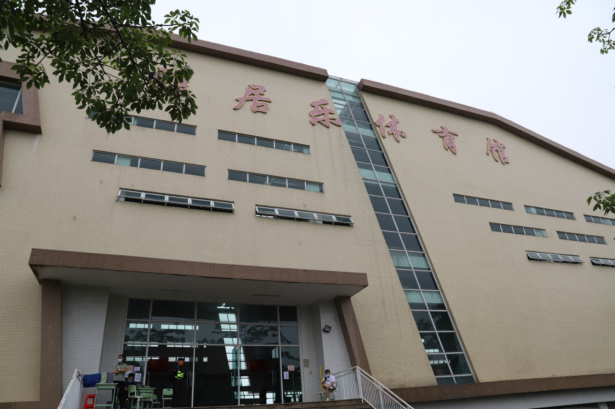 暴雨下一座中学体育馆给群众遮风挡雨