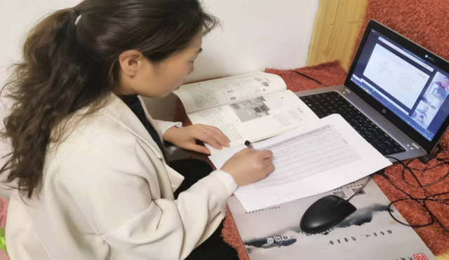 在线上教学期间,李楠楠老师除了每天兢兢业业地完成自己班级的教学