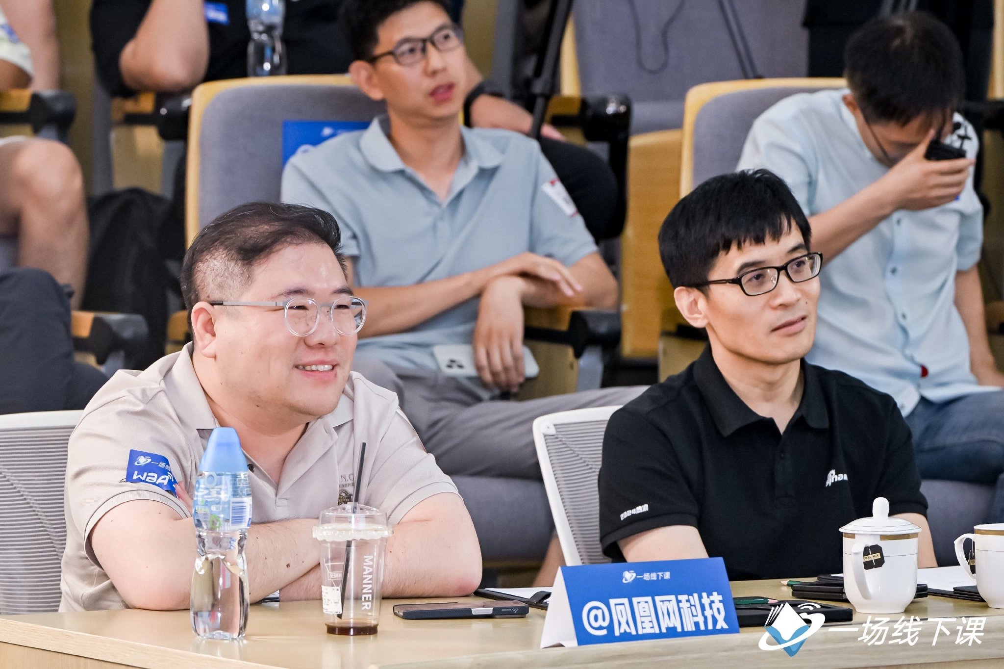 今天在新浪总部大厦,参加周鸿祎主讲的无意中跟@来去之间 同框了!