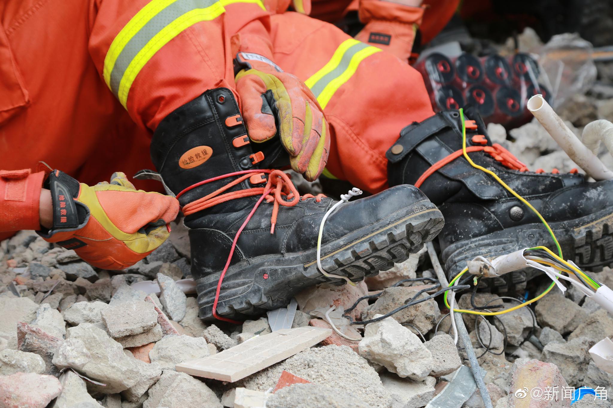消防员的鞋,电线做鞋带:高强度的作业下,装备器材的损耗也很大