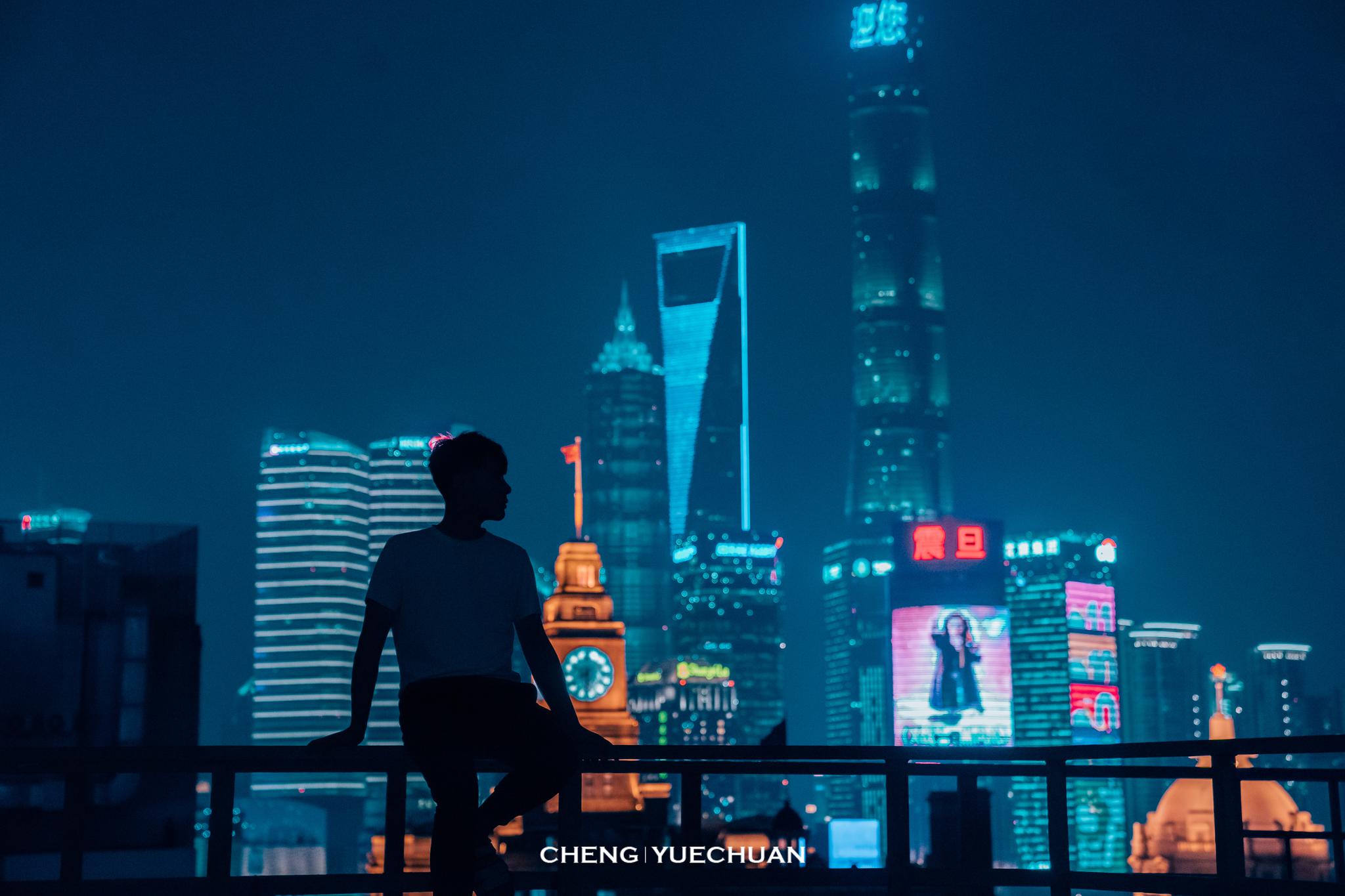 我在微风拂过的地方眺望灯火阑珊的上海我在四下无人的天台聆听黄
