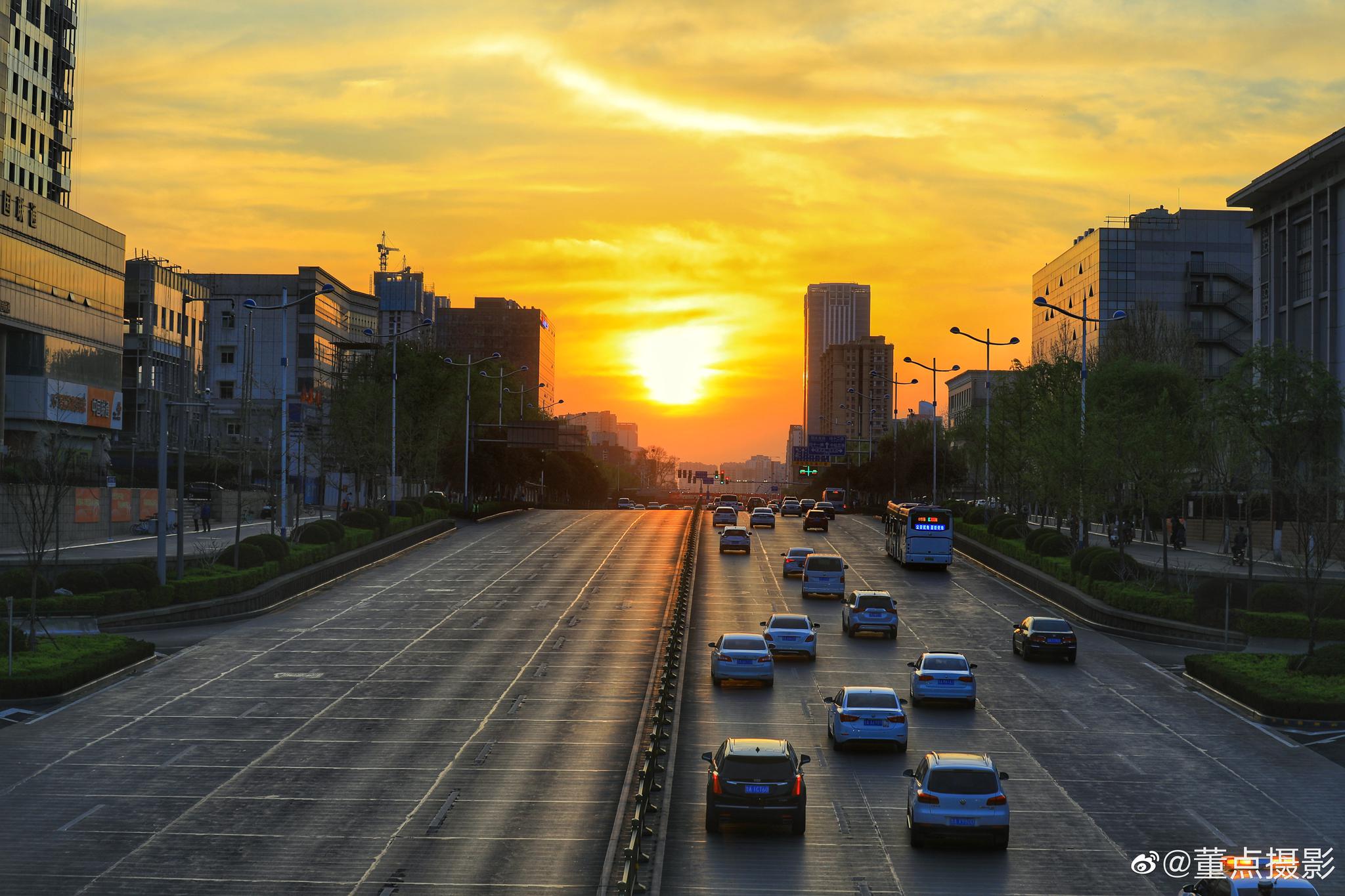 济南经十路春分悬日现象.@济南市文化和旅游局 @新浪图片