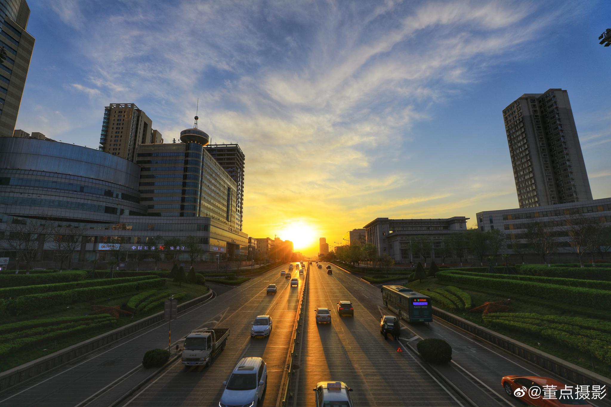 济南经十路春分悬日现象.@济南市文化和旅游局 @新浪图片