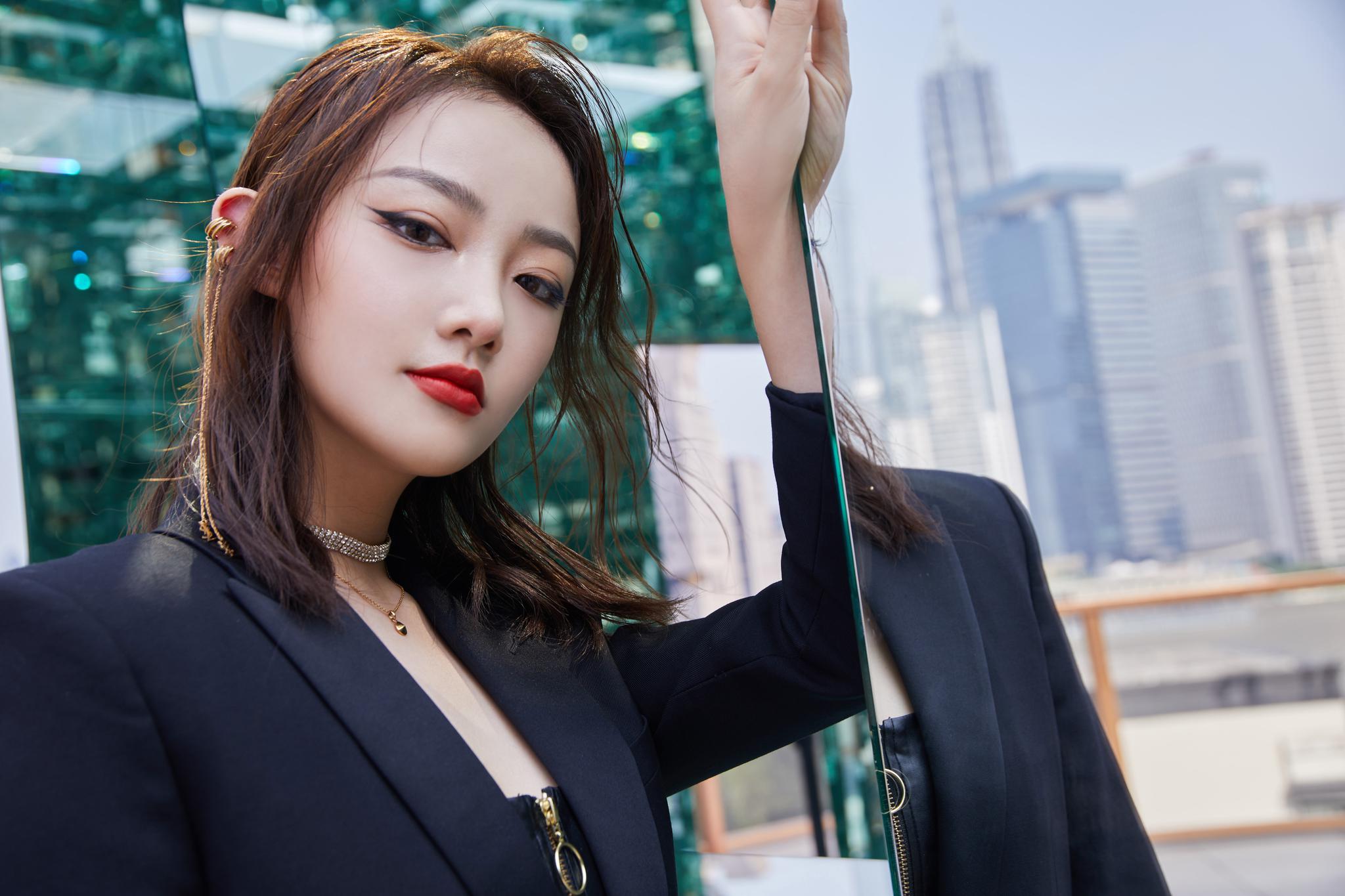 欢娱影视演员@吴佳怡_six 今日出席ysl 高定时「妆」发布会|吴佳怡